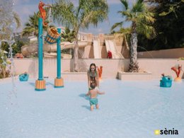 Camping Pas Cher vous présente avec son site Officiel campingpascher.fr, le Camping Sènia Caballo De Mar classé 3 étoiles, situé sur la commune de Pineda De Mar dans le département Barcelone (Catalogne) en Espagne. Le camping Sènia Caballo De Mar vous propose un hébergement de type mobil-home. L'établissement vous propose 5 autres types d'hébergements. Découvrez tous nos séjours à petits prix dans la commune et aux alentours de Pineda De Mar du département : Barcelone (Catalogne). Les Avis clients pour le Camping Sènia Caballo De Mar sont excellents avec une note moyenne de 8 sur 10. Parc aquatique, Piscine extérieure, Animations familiales, Aire de jeux enfants, Salle de fitness, Trampoline, Bar, Dépôt de pain, Épicerie,... En savoir plus : cliquez-ICI.