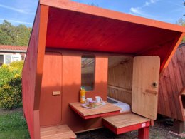 Camping Pas Cher vous présente avec son site Officiel campingpascher.fr, le Camping La Faloise classé 2 étoiles, situé sur la commune de Angicourt dans le département Oise (Picardie) en France. Le camping La Faloise, vous présente un hébergement de type hébergement insolite. Le camping La Faloise vous propose du mercredi 01 avril au mercredi 08 avril 2026 pour 7 nuits à 217€. Cette location propose 253 dates différentes pour réserver votre séjour. Découvrez également les 13 autres gammes d'hébergements du camping. Les Avis clients pour le Camping La Faloise sont excellents avec une note moyenne de 8 sur 10. Pétanque, Plats à emporter,... En savoir plus : cliquez-ICI.