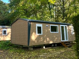 Camping Pas Cher vous présente avec son site Officiel campingpascher.fr, le Camping La Faloise classé 2 étoiles, situé sur la commune de Angicourt dans le département Oise (Picardie) en France. Le camping La Faloise, vous présente un hébergement de type mobil-home de 45 m² avec climatisation et télévision. Le camping La Faloise vous propose du dimanche 14 décembre au dimanche 21 décembre 2025 avec un DÉPART DEMAIN pour 7 nuits à 580€. Cette location propose 335 dates différentes pour réserver votre séjour. Découvrez également les 13 autres gammes d'hébergements du camping. Les Avis clients pour le Camping La Faloise sont excellents avec une note moyenne de 8 sur 10. Pétanque, Plats à emporter,... En savoir plus : cliquez-ICI.