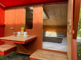 Camping Pas Cher vous présente avec son site Officiel campingpascher.fr, le Camping La Faloise classé 2 étoiles, situé sur la commune de Angicourt dans le département Oise (Picardie) en France. Le camping La Faloise, vous présente un hébergement de type hébergement insolite. Le camping La Faloise vous propose du mercredi 01 avril au mercredi 08 avril 2026 pour 7 nuits à 217€. Cette location propose 253 dates différentes pour réserver votre séjour. Découvrez également les 13 autres gammes d'hébergements du camping. Les Avis clients pour le Camping La Faloise sont excellents avec une note moyenne de 8 sur 10. Pétanque, Plats à emporter,... En savoir plus : cliquez-ICI.