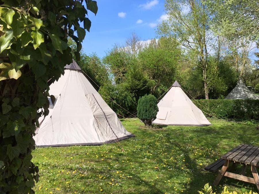 Camping Pas Cher vous présente avec son site Officiel campingpascher.fr, le Camping Flower De La Trye classé 2 étoiles, situé sur la commune de Bresles dans le département Oise (Picardie) en France. Le camping Flower De La Trye, vous présente un hébergement de type tente de 18 m² pour 2 personnes. Le camping Flower De La Trye vous propose du dimanche 14 juin au dimanche 21 juin 2026 pour 7 nuits à 322€. Cette location propose 43 dates différentes pour réserver votre séjour. Découvrez également les 17 autres gammes d'hébergements du camping. Piscine chauffée, Piscine extérieure, Animations familiales, Aire de jeux enfants, Baby-foot, Centre équestre, Court de tennis, Cyclisme, Parcours sportif, Ping-pong, Randonnée, Dépôt de pain, Snack/Bar,... En savoir plus : cliquez-ICI.