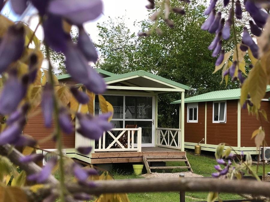 Camping Pas Cher vous présente avec son site Officiel campingpascher.fr, le Camping Flower De La Trye classé 2 étoiles, situé sur la commune de Bresles dans le département Oise (Picardie) en France. Le camping Flower De La Trye, vous présente un hébergement de type chalet de 24 m² pour 2 personnes avec climatisation et télévision. Le camping Flower De La Trye vous propose du sam. 29 août au sam. 05 septembre 2026 pour 7 nuits à 490€. Cette location propose 141 dates différentes pour réserver votre séjour. Découvrez également les 17 autres gammes d'hébergements du camping. Piscine chauffée, Piscine extérieure, Animations familiales, Aire de jeux enfants, Baby-foot, Centre équestre, Court de tennis, Cyclisme, Parcours sportif, Ping-pong, Randonnée, Dépôt de pain, Snack/Bar,... En savoir plus : cliquez-ICI.