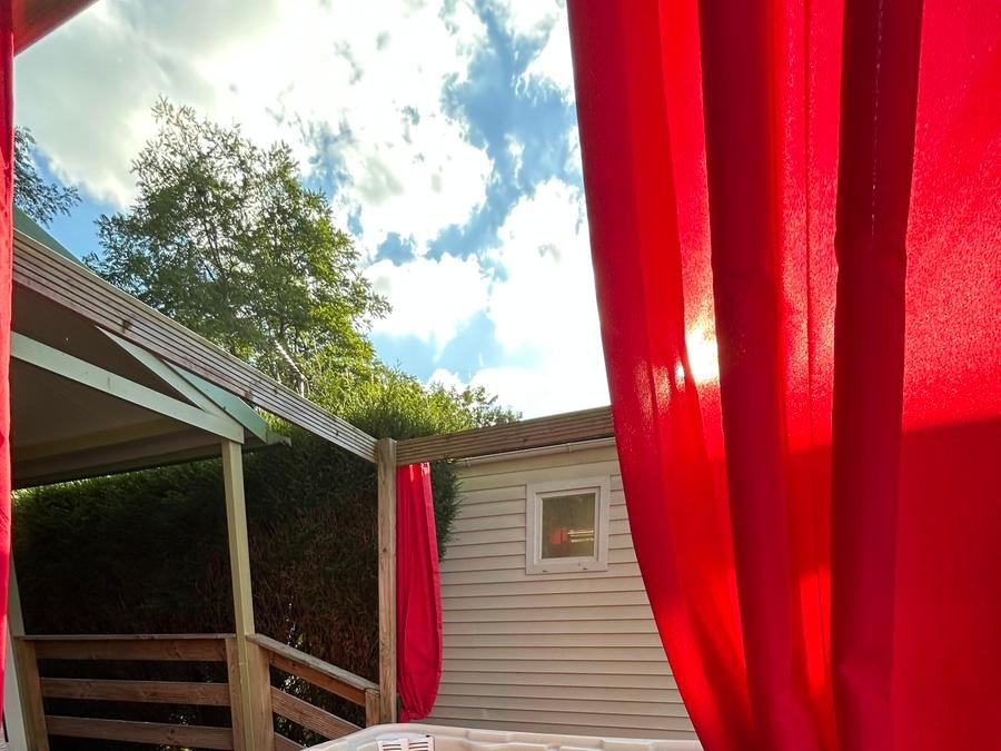 Camping Pas Cher vous présente avec son site Officiel campingpascher.fr, le Camping Flower De La Trye classé 2 étoiles, situé sur la commune de Bresles dans le département Oise (Picardie) en France. Le camping Flower De La Trye, vous présente un hébergement de type chalet de 24 m² pour 2 personnes avec climatisation. Le camping Flower De La Trye vous propose du mercredi 09 décembre au mercredi 16 décembre 2026 pour 7 nuits à 1043€. Cette location propose 20 dates différentes pour réserver votre séjour. Découvrez également les 19 autres gammes d'hébergements du camping. Piscine chauffée, Piscine extérieure, Animations familiales, Aire de jeux enfants, Baby-foot, Centre équestre, Court de tennis, Cyclisme, Parcours sportif, Ping-pong, Randonnée, Dépôt de pain, Snack/Bar,... En savoir plus : cliquez-ICI.