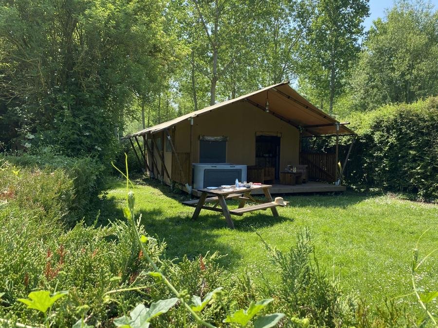 Camping Pas Cher vous présente avec son site Officiel campingpascher.fr, le Camping Flower De La Trye classé 2 étoiles, situé sur la commune de Bresles dans le département Oise (Picardie) en France. Le camping Flower De La Trye vous propose un hébergement de type tente en toile et bois de 30 m² pour 2 personnes avec climatisation (télévision). L'établissement vous propose 19 autres types d'hébergements. Découvrez tous nos séjours à petits prix dans la commune et aux alentours de Bresles du département : Oise (Picardie). Piscine chauffée, Piscine extérieure, Animations familiales, Aire de jeux enfants, Baby-foot, Centre équestre, Court de tennis, Cyclisme, Parcours sportif, Ping-pong, Randonnée, Dépôt de pain, Snack/Bar,... En savoir plus : cliquez-ICI.