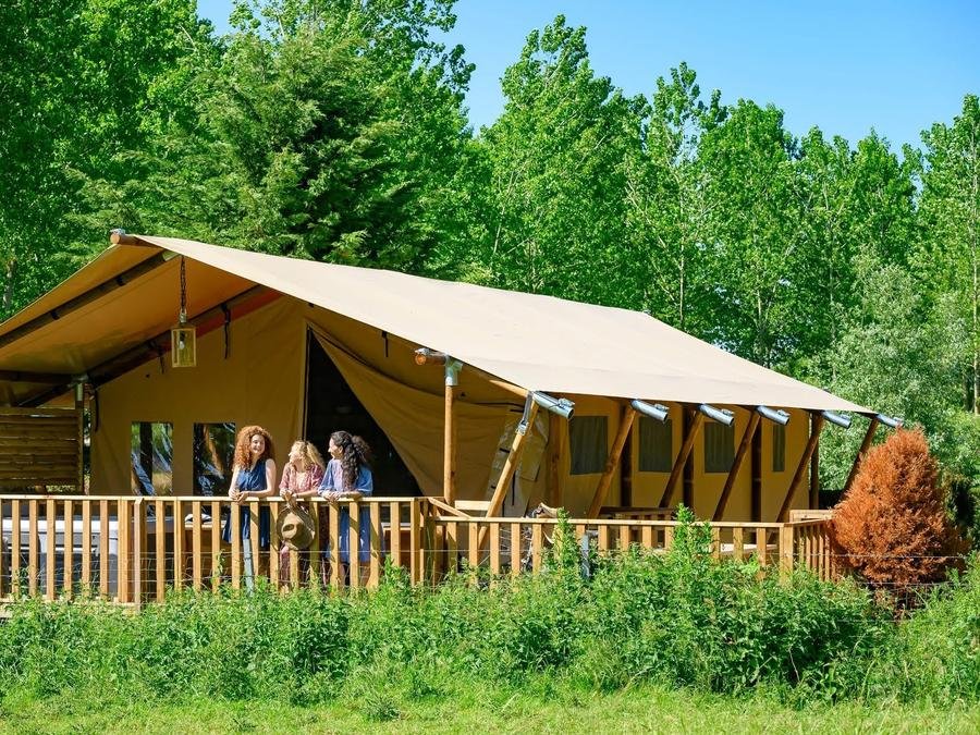 Camping Pas Cher vous présente avec son site Officiel campingpascher.fr, le Camping Flower De La Trye classé 2 étoiles, situé sur la commune de Bresles dans le département Oise (Picardie) en France. Le camping Flower De La Trye vous propose un hébergement de type tente en toile et bois de 50 m² pour 2 personnes avec climatisation (télévision). L'établissement vous propose 19 autres types d'hébergements. Découvrez tous nos séjours à petits prix dans la commune et aux alentours de Bresles du département : Oise (Picardie). Piscine chauffée, Piscine extérieure, Animations familiales, Aire de jeux enfants, Baby-foot, Centre équestre, Court de tennis, Cyclisme, Parcours sportif, Ping-pong, Randonnée, Dépôt de pain, Snack/Bar,... En savoir plus : cliquez-ICI.