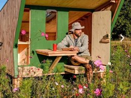 Camping Pas Cher vous présente avec son site Officiel campingpascher.fr, le Camping La Sinope classé 3 étoiles, situé sur la commune de Quineville dans le département Manche (Basse Normandie) en France. Le camping La Sinope, vous présente un hébergement de type hébergement insolite. Le camping La Sinope vous propose du vendredi 15 mai au vendredi 22 mai 2026, en promotion à -10% pour 7 nuits à 333 € au lieu de 370,0 € soit une Économie de 37 €. Cette location propose 129 dates différentes pour réserver votre séjour. Découvrez également les 5 autres gammes d'hébergements du camping. Les Avis clients pour le Camping La Sinope sont excellents avec une note moyenne de 8 sur 10. Mer, Aire de jeux enfants, Dépôt de pain, Restaurant,... En savoir plus : cliquez-ICI.