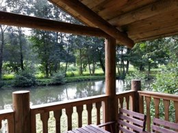 Camping Pas Cher vous présente avec son site Officiel campingpascher.fr, le Camping Les Etangs Du Moulin classé 3 étoiles, situé sur la commune de Suzy dans le département Aisne (Picardie) en France. Le camping Les Etangs Du Moulin vous propose un hébergement de type hébergement insolite de 40 m² (télévision). L'établissement vous propose 11 autres types d'hébergements. Découvrez tous nos séjours à petits prix dans la commune et aux alentours de Suzy du département : Aisne (Picardie). Les Avis clients pour le Camping Les Etangs Du Moulin sont excellents avec une note moyenne de 9 sur 10. Piscine couverte, Aire de jeux enfants, Restaurant, Épicerie,... En savoir plus : cliquez-ICI.