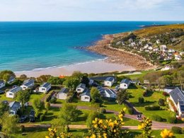 Camping Pas Cher vous présente avec son site Officiel campingpascher.fr, le Camping Sandaya L'Anse Du Brick classé 5 étoiles, situé sur la commune de Maupertus Sur Mer dans le département Manche (Basse Normandie) en France. Le camping Sandaya L'Anse Du Brick, vous présente un hébergement de type mobil-home de 30 m² et télévision. Le camping Sandaya L'Anse Du Brick vous propose du mardi 09 juin au mardi 16 juin 2026, en promotion à -20% pour 7 nuits à 319,20 € au lieu de 399,0 € soit une Économie de 79,80 €. Cette location propose 117 dates différentes pour réserver votre séjour. Découvrez également les 16 autres gammes d'hébergements du camping. Mer, Piscine couverte, Piscine extérieure, Animations familiales, Aire de jeux enfants, Canoë-kayak, Court de tennis, Planche à voile, Plongée, Pétanque, Randonnée, Structure gonflable enfants, Dépôt de pain, Snack/Bar, Épicerie,... En savoir plus : cliquez-ICI.