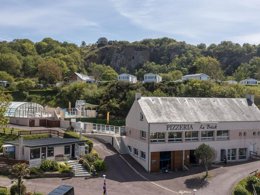 Camping Pas Cher vous présente avec son site Officiel campingpascher.fr, le Camping Sandaya L'Anse Du Brick classé 5 étoiles, situé sur la commune de Maupertus Sur Mer dans le département Manche (Basse Normandie) en France. Le camping Sandaya L'Anse Du Brick, vous présente un hébergement de type mobil-home de 32 m² pour 1 personne et télévision. Le camping Sandaya L'Anse Du Brick vous propose du mardi 09 juin au mardi 16 juin 2026, en promotion à -20% pour 7 nuits à 459,20 € au lieu de 574,0 € soit une Économie de 114,80 €. Cette location propose 114 dates différentes pour réserver votre séjour. Découvrez également les 16 autres gammes d'hébergements du camping. Mer, Piscine couverte, Piscine extérieure, Animations familiales, Aire de jeux enfants, Canoë-kayak, Court de tennis, Planche à voile, Plongée, Pétanque, Randonnée, Structure gonflable enfants, Dépôt de pain, Snack/Bar, Épicerie,... En savoir plus : cliquez-ICI.