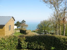 Camping Pas Cher vous présente avec son site Officiel campingpascher.fr, le Camping Village De Reneville classé 3 étoiles, situé sur la commune de Fecamp dans le département Seine-maritime (Haute Normandie) en France. Le camping Village De Reneville vous propose un hébergement de type chalet de 24 m² pour 4 personnes (télévision). L'établissement vous propose 7 autres types d'hébergements. Découvrez tous nos séjours à petits prix dans la commune et aux alentours de Fecamp du département : Seine-maritime (Haute Normandie). Les Avis clients pour le Camping Village De Reneville sont excellents avec une note moyenne de 8 sur 10. Mer, Aire de jeux enfants, Canoë-kayak, Court de tennis, Cyclisme, Golf, Planche à voile, Pétanque, Randonnée, Voile, Bar, Dépôt de pain, Épicerie,... En savoir plus : cliquez-ICI.
