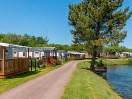 Camping Pas Cher vous présente avec son site Officiel campingpascher.fr, le Camping Flower Des 2 Rivières classé 3 étoiles, situé sur la commune de Martigny dans le département Seine-maritime (Haute Normandie) en France. Le camping Flower Des 2 Rivières, vous présente un hébergement de type tente en toile et bois de 7 m². Le camping Flower Des 2 Rivières vous propose du dimanche 14 juin au dimanche 21 juin 2026 pour 7 nuits à 205.8€. Cette location propose 112 dates différentes pour réserver votre séjour. Découvrez également les 5 autres gammes d'hébergements du camping. Les Avis clients pour le Camping Flower Des 2 Rivières sont excellents avec une note moyenne de 10 sur 10. Aire de jeux enfants, Baby-foot, Flipper, Ping-pong, Pétanque, Salle de jeux vidéo, Épicerie,... En savoir plus : cliquez-ICI.