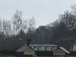 Camping Pas Cher vous présente avec son site Officiel campingpascher.fr, le Camping Flower Des 2 Rivières classé 3 étoiles, situé sur la commune de Martigny dans le département Seine-maritime (Haute Normandie) en France. Le camping Flower Des 2 Rivières, vous présente un hébergement de type tente en toile et bois de 7 m². Le camping Flower Des 2 Rivières vous propose du dimanche 15 mars au dimanche 22 mars 2026 pour 7 nuits à 196€. Cette location propose 182 dates différentes pour réserver votre séjour. Découvrez également les 4 autres gammes d'hébergements du camping. Les Avis clients pour le Camping Flower Des 2 Rivières sont excellents avec une note moyenne de 10 sur 10. Aire de jeux enfants, Baby-foot, Flipper, Ping-pong, Pétanque, Salle de jeux vidéo, Épicerie,... En savoir plus : cliquez-ICI.