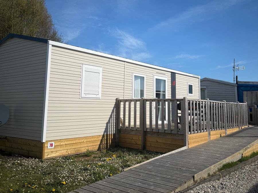 Camping Pas Cher vous présente avec son site Officiel campingpascher.fr, le Camping Le Clos Savoye classé 3 étoiles, situé sur la commune de Biville Sur Mer dans le département Seine-maritime (Haute Normandie) en France. Le camping Le Clos Savoye, vous présente un hébergement de type mobil-home de 32 m² et télévision. Le camping Le Clos Savoye vous propose du dimanche 07 juin au dimanche 14 juin 2026 pour 7 nuits à 400€. Cette location propose 59 dates différentes pour réserver votre séjour. Découvrez également les 23 autres gammes d'hébergements du camping. Les Avis clients pour le Camping Le Clos Savoye sont excellents avec une note moyenne de 8 sur 10. Piscine chauffée, Piscine extérieure, Aire de jeux enfants, Pétanque, Randonnée, Trampoline, Bar, Snack/Bar,... En savoir plus : cliquez-ICI.