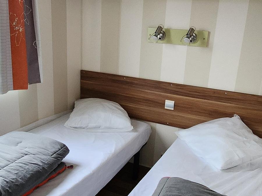 Camping Pas Cher vous présente avec son site Officiel campingpascher.fr, le Camping Le Clos Savoye classé 3 étoiles, situé sur la commune de Biville Sur Mer dans le département Seine-maritime (Haute Normandie) en France. Le camping Le Clos Savoye, vous présente un hébergement de type mobil-home de 32 m² et télévision. Le camping Le Clos Savoye vous propose du dimanche 14 juin au dimanche 21 juin 2026 pour 7 nuits à 400€. Cette location propose 48 dates différentes pour réserver votre séjour. Découvrez également les 29 autres gammes d'hébergements du camping. Les Avis clients pour le Camping Le Clos Savoye sont excellents avec une note moyenne de 8 sur 10. Piscine chauffée, Piscine extérieure, Aire de jeux enfants, Pétanque, Randonnée, Trampoline, Bar, Snack/Bar,... En savoir plus : cliquez-ICI.