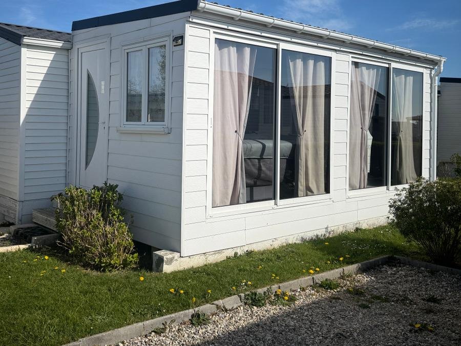 Camping Pas Cher vous présente avec son site Officiel campingpascher.fr, le Camping Le Clos Savoye classé 3 étoiles, situé sur la commune de Biville Sur Mer dans le département Seine-maritime (Haute Normandie) en France. Le camping Le Clos Savoye, vous présente un hébergement de type mobil-home et télévision. Le camping Le Clos Savoye vous propose du lundi 08 juin au lundi 15 juin 2026 pour 7 nuits à 420€. Cette location propose 77 dates différentes pour réserver votre séjour. Découvrez également les 23 autres gammes d'hébergements du camping. Les Avis clients pour le Camping Le Clos Savoye sont excellents avec une note moyenne de 8 sur 10. Piscine chauffée, Piscine extérieure, Aire de jeux enfants, Pétanque, Randonnée, Trampoline, Bar, Snack/Bar,... En savoir plus : cliquez-ICI.