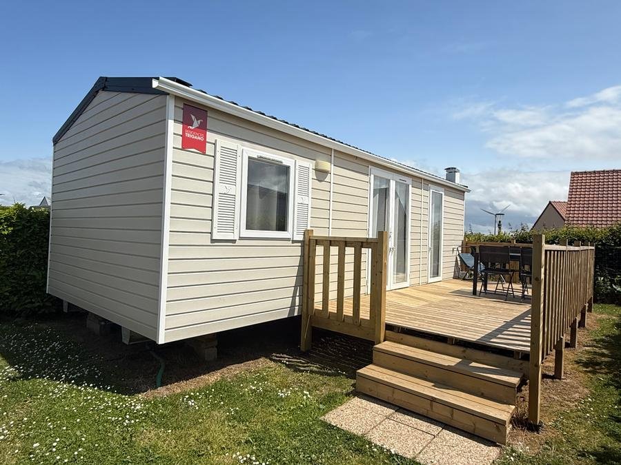 Camping Pas Cher vous présente avec son site Officiel campingpascher.fr, le Camping Le Clos Savoye classé 3 étoiles, situé sur la commune de Biville Sur Mer dans le département Seine-maritime (Haute Normandie) en France. Le camping Le Clos Savoye, vous présente un hébergement de type mobil-home de 32 m² avec climatisation et télévision. Le camping Le Clos Savoye vous propose du dimanche 14 juin au dimanche 21 juin 2026 pour 7 nuits à 400€. Cette location propose 48 dates différentes pour réserver votre séjour. Découvrez également les 29 autres gammes d'hébergements du camping. Les Avis clients pour le Camping Le Clos Savoye sont excellents avec une note moyenne de 8 sur 10. Piscine chauffée, Piscine extérieure, Aire de jeux enfants, Pétanque, Randonnée, Trampoline, Bar, Snack/Bar,... En savoir plus : cliquez-ICI.