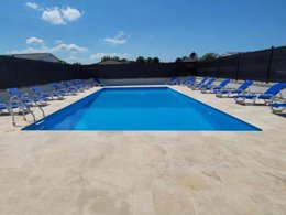 Camping Pas Cher vous présente avec son site Officiel campingpascher.fr, le Camping Le Clos Savoye classé 3 étoiles, situé sur la commune de Biville Sur Mer dans le département Seine-maritime (Haute Normandie) en France. Le camping Le Clos Savoye, vous présente un hébergement de type mobil-home de 32 m² avec climatisation et télévision. Le camping Le Clos Savoye vous propose du dimanche 14 juin au dimanche 21 juin 2026 pour 7 nuits à 400€. Cette location propose 48 dates différentes pour réserver votre séjour. Découvrez également les 29 autres gammes d'hébergements du camping. Les Avis clients pour le Camping Le Clos Savoye sont excellents avec une note moyenne de 8 sur 10. Piscine chauffée, Piscine extérieure, Aire de jeux enfants, Pétanque, Randonnée, Trampoline, Bar, Snack/Bar,... En savoir plus : cliquez-ICI.