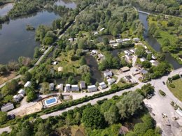 Camping Pas Cher vous présente avec son site Officiel campingpascher.fr, le Camping Du Grand Pré classé 3 étoiles, situé sur la commune de Long dans le département Somme (Picardie) en France. Le camping Du Grand Pré, vous présente un hébergement de type tente en toile et bois de 46 m² pour 1 personne. Le camping Du Grand Pré vous propose du sam. 05 septembre au sam. 12 septembre 2026 pour 7 nuits à 259€. Cette location propose 30 dates différentes pour réserver votre séjour. Découvrez également les 10 autres gammes d'hébergements du camping. Les Avis clients pour le Camping Du Grand Pré sont excellents avec une note moyenne de 9 sur 10. Piscine chauffée, Piscine extérieure, Animation enfants, Animations familiales, Aire de jeux enfants, Ping-pong, Pétanque, Dépôt de pain, Snack/Bar,... En savoir plus : cliquez-ICI.