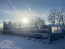 Camping Pas Cher vous présente avec son site Officiel campingpascher.fr, le Camping Les Près Marcotte classé 3 étoiles, situé sur la commune de Occoches dans le département Somme (Picardie) en France. Le camping Les Près Marcotte vous propose un hébergement de type tente en toile et bois. L'établissement vous propose 4 autres types d'hébergements. Découvrez tous nos séjours à petits prix dans la commune et aux alentours de Occoches du département : Somme (Picardie). Les Avis clients pour le Camping Les Près Marcotte sont excellents avec une note moyenne de 8 sur 10. Étang, Piscine couverte, Animation enfants, Aire de jeux enfants, Parcours sportif, Pétanque, Terrain multisports, Bar, Boulangerie, Bureau de tabac, Pizzeria, Plats à emporter, Restaurant, Snack/Bar, Supermarché, Épicerie,... En savoir plus : cliquez-ICI.