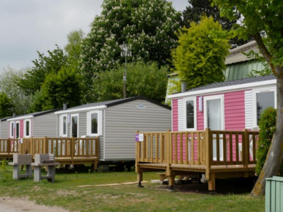 Camping Pas Cher vous présente avec son site Officiel campingpascher.fr, le Camping Le Walric classé 4 étoiles, situé sur la commune de Saint Valery Sur Somme dans le département Somme (Picardie) en France. Le camping Le Walric, vous présente un hébergement de type mobil-home de 18 m² et télévision. Le camping Le Walric vous propose du dimanche 27 septembre au dimanche 04 octobre 2026 pour 7 nuits à 305€. Cette location propose 119 dates différentes pour réserver votre séjour. Découvrez également les 8 autres gammes d'hébergements du camping. Les Avis clients pour le Camping Le Walric sont excellents avec une note moyenne de 8 sur 10. Mer, Piscine chauffée, Piscine couverte, Animations familiales, Club ados, Club enfants, Aire de jeux enfants, Baby-foot, Centre équestre, Court de tennis, Flipper, Parcours sportif, Ping-pong, Piscine, Pétanque, Randonnée, Sports nautiques, Structure gonflable enfants, Terrain de volley-ball, Bar, Dépôt de pain, Plats à emporter, Snack/Bar, Supermarché, Épicerie,... En savoir plus : cliquez-ICI.