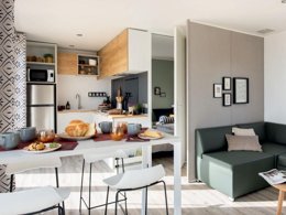 Camping Pas Cher vous présente avec son site Officiel campingpascher.fr, le Camping Le Walric classé 4 étoiles, situé sur la commune de Saint Valery Sur Somme dans le département Somme (Picardie) en France. Le camping Le Walric, vous présente un hébergement de type mobil-home de 34 m² et télévision. Le camping Le Walric vous propose du sam. 03 octobre au sam. 10 octobre 2026, en promotion à -14% pour 7 nuits à 368,05 € au lieu de 433,0 € soit une Économie de 64,95 €. Cette location propose 182 dates différentes pour réserver votre séjour. Découvrez également les 6 autres gammes d'hébergements du camping. Les Avis clients pour le Camping Le Walric sont excellents avec une note moyenne de 8 sur 10. Mer, Piscine chauffée, Piscine couverte, Animations familiales, Club ados, Club enfants, Aire de jeux enfants, Baby-foot, Centre équestre, Court de tennis, Flipper, Parcours sportif, Ping-pong, Piscine, Pétanque, Randonnée, Sports nautiques, Structure gonflable enfants, Terrain de volley-ball, Bar, Dépôt de pain, Plats à emporter, Snack/Bar, Supermarché, Épicerie,... En savoir plus : cliquez-ICI.