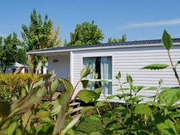 Camping Pas Cher vous présente avec son site Officiel campingpascher.fr, le Camping Le Walric classé 4 étoiles, situé sur la commune de Saint Valery Sur Somme dans le département Somme (Picardie) en France. Le camping Le Walric, vous présente un hébergement de type mobil-home de 28 m² et télévision. Le camping Le Walric vous propose du vendredi 25 septembre au vendredi 02 octobre 2026, en promotion à -15% pour 7 nuits à 288,15 € au lieu de 339,0 € soit une Économie de 50,85 €. Cette location propose 199 dates différentes pour réserver votre séjour. Découvrez également les 6 autres gammes d'hébergements du camping. Les Avis clients pour le Camping Le Walric sont excellents avec une note moyenne de 8 sur 10. Mer, Piscine chauffée, Piscine couverte, Animations familiales, Club ados, Club enfants, Aire de jeux enfants, Baby-foot, Centre équestre, Court de tennis, Flipper, Parcours sportif, Ping-pong, Piscine, Pétanque, Randonnée, Sports nautiques, Structure gonflable enfants, Terrain de volley-ball, Bar, Dépôt de pain, Plats à emporter, Snack/Bar, Supermarché, Épicerie,... En savoir plus : cliquez-ICI.