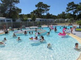 Camping Pas Cher vous présente avec son site Officiel campingpascher.fr, le Camping Paradis Les Galets De La Mollière classé 3 étoiles, situé sur la commune de Cayeux Sur Mer dans le département Somme (Picardie) en France. Le camping Paradis Les Galets De La Mollière, vous présente un hébergement de type mobil-home de 31 m² pour 4 personnes. Le camping Paradis Les Galets De La Mollière vous propose du mardi 13 octobre au mardi 20 octobre 2026, en promotion à -11% pour 7 nuits à 312 € au lieu de 351,0 € soit une Économie de 39 €. Cette location propose 154 dates différentes pour réserver votre séjour. Découvrez également les 11 autres gammes d'hébergements du camping. Les Avis clients pour le Camping Paradis Les Galets De La Mollière sont excellents avec une note moyenne de 8 sur 10. Piscine chauffée, Piscine extérieure, Animations familiales, Club enfants, Aire de jeux enfants, Court de tennis, Ping-pong, Pétanque, Salle de jeux vidéo, Terrain de volley-ball, Terrain multisports, Bar, Snack/Bar, Épicerie,... En savoir plus : cliquez-ICI.