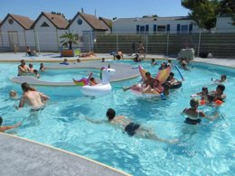 Camping Pas Cher vous présente avec son site Officiel campingpascher.fr, le Camping Paradis Les Galets De La Mollière classé 3 étoiles, situé sur la commune de Cayeux Sur Mer dans le département Somme (Picardie) en France. Le camping Paradis Les Galets De La Mollière vous propose un hébergement de type mobil-home de 31 m² pour 6 personnes (télévision). L'établissement vous propose 11 autres types d'hébergements. Découvrez tous nos séjours à petits prix dans la commune et aux alentours de Cayeux Sur Mer du département : Somme (Picardie). Les Avis clients pour le Camping Paradis Les Galets De La Mollière sont excellents avec une note moyenne de 8 sur 10. Piscine chauffée, Piscine extérieure, Animations familiales, Club enfants, Aire de jeux enfants, Court de tennis, Ping-pong, Pétanque, Salle de jeux vidéo, Terrain de volley-ball, Terrain multisports, Bar, Snack/Bar, Épicerie,... En savoir plus : cliquez-ICI.