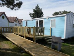 Camping Pas Cher vous présente avec son site Officiel campingpascher.fr, le Camping Paradis Les Galets De La Mollière classé 3 étoiles, situé sur la commune de Cayeux Sur Mer dans le département Somme (Picardie) en France. Le camping Paradis Les Galets De La Mollière, vous présente un hébergement de type mobil-home de 29 m² pour 1 personne. Le camping Paradis Les Galets De La Mollière vous propose du dimanche 11 octobre au dimanche 18 octobre 2026, en promotion à -11% pour 7 nuits à 241 € au lieu de 271,0 € soit une Économie de 30 €. Cette location propose 119 dates différentes pour réserver votre séjour. Découvrez également les 11 autres gammes d'hébergements du camping. Les Avis clients pour le Camping Paradis Les Galets De La Mollière sont excellents avec une note moyenne de 8 sur 10. Piscine chauffée, Piscine extérieure, Animations familiales, Club enfants, Aire de jeux enfants, Court de tennis, Ping-pong, Pétanque, Salle de jeux vidéo, Terrain de volley-ball, Terrain multisports, Bar, Snack/Bar, Épicerie,... En savoir plus : cliquez-ICI.