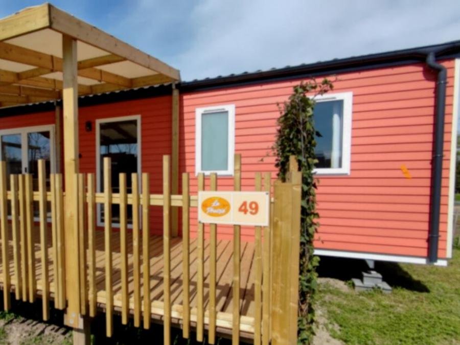 Camping Pas Cher vous présente avec son site Officiel campingpascher.fr, le Camping La Prairie classé 4 étoiles, situé sur la commune de Le Crotoy dans le département Somme (Picardie) en France. Le camping La Prairie vous propose un hébergement de type mobil-home de 33 m² pour 6 personnes (télévision). L'établissement vous propose 24 autres types d'hébergements. Découvrez tous nos séjours à petits prix dans la commune et aux alentours de Le Crotoy du département : Somme (Picardie). Les Avis clients pour le Camping La Prairie sont excellents avec une note moyenne de 8 sur 10. MerÉtang, Piscine chauffée, Piscine couverte, Animation enfants, Animations familiales, Club enfants, Aire de jeux enfants, Baby-foot, Centre équestre, Court de tennis, Cyclisme, Golf, Ping-pong, Piscine, Planche à voile, Pétanque, Randonnée, Salle de fitness, Skatepark, Structure gonflable enfants, Surf, Terrain de badminton, kiteSurf, Dépôt de pain, Food truck, Snack/Bar, Épicerie,... En savoir plus : cliquez-ICI.