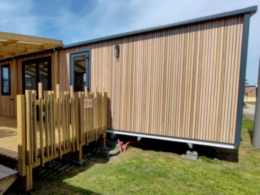 Camping Pas Cher vous présente avec son site Officiel campingpascher.fr, le Camping La Prairie classé 4 étoiles, situé sur la commune de Le Crotoy dans le département Somme (Picardie) en France. Le camping La Prairie vous propose un hébergement de type mobil-home de 38 m² pour 6 personnes (télévision). L'établissement vous propose 24 autres types d'hébergements. Découvrez tous nos séjours à petits prix dans la commune et aux alentours de Le Crotoy du département : Somme (Picardie). Les Avis clients pour le Camping La Prairie sont excellents avec une note moyenne de 8 sur 10. MerÉtang, Piscine chauffée, Piscine couverte, Animation enfants, Animations familiales, Club enfants, Aire de jeux enfants, Baby-foot, Centre équestre, Court de tennis, Cyclisme, Golf, Ping-pong, Piscine, Planche à voile, Pétanque, Randonnée, Salle de fitness, Skatepark, Structure gonflable enfants, Surf, Terrain de badminton, kiteSurf, Dépôt de pain, Food truck, Snack/Bar, Épicerie,... En savoir plus : cliquez-ICI.