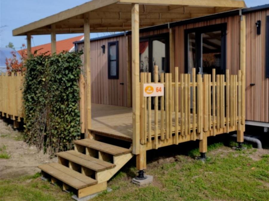 Camping Pas Cher vous présente avec son site Officiel campingpascher.fr, le Camping La Prairie classé 4 étoiles, situé sur la commune de Le Crotoy dans le département Somme (Picardie) en France. Le camping La Prairie vous propose un hébergement de type mobil-home de 40 m² pour 6 personnes (télévision). L'établissement vous propose 24 autres types d'hébergements. Découvrez tous nos séjours à petits prix dans la commune et aux alentours de Le Crotoy du département : Somme (Picardie). Les Avis clients pour le Camping La Prairie sont excellents avec une note moyenne de 8 sur 10. MerÉtang, Piscine chauffée, Piscine couverte, Animation enfants, Animations familiales, Club enfants, Aire de jeux enfants, Baby-foot, Centre équestre, Court de tennis, Cyclisme, Golf, Ping-pong, Piscine, Planche à voile, Pétanque, Randonnée, Salle de fitness, Skatepark, Structure gonflable enfants, Surf, Terrain de badminton, kiteSurf, Dépôt de pain, Food truck, Snack/Bar, Épicerie,... En savoir plus : cliquez-ICI.