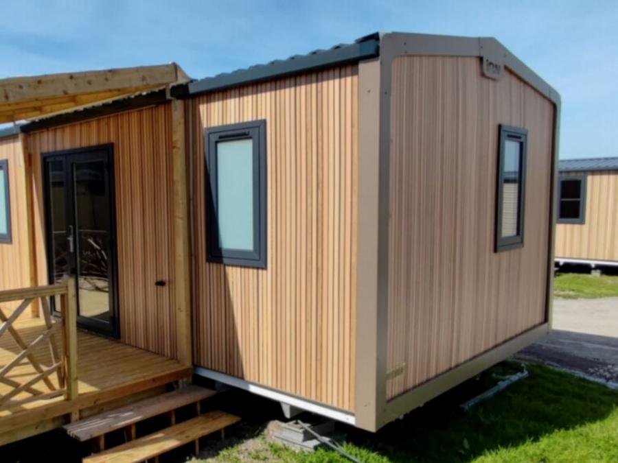 Camping Pas Cher vous présente avec son site Officiel campingpascher.fr, le Camping La Prairie classé 4 étoiles, situé sur la commune de Le Crotoy dans le département Somme (Picardie) en France. Le camping La Prairie vous propose un hébergement de type mobil-home de 36 m² pour 6 personnes (télévision). L'établissement vous propose 24 autres types d'hébergements. Découvrez tous nos séjours à petits prix dans la commune et aux alentours de Le Crotoy du département : Somme (Picardie). Les Avis clients pour le Camping La Prairie sont excellents avec une note moyenne de 8 sur 10. MerÉtang, Piscine chauffée, Piscine couverte, Animation enfants, Animations familiales, Club enfants, Aire de jeux enfants, Baby-foot, Centre équestre, Court de tennis, Cyclisme, Golf, Ping-pong, Piscine, Planche à voile, Pétanque, Randonnée, Salle de fitness, Skatepark, Structure gonflable enfants, Surf, Terrain de badminton, kiteSurf, Dépôt de pain, Food truck, Snack/Bar, Épicerie,... En savoir plus : cliquez-ICI.