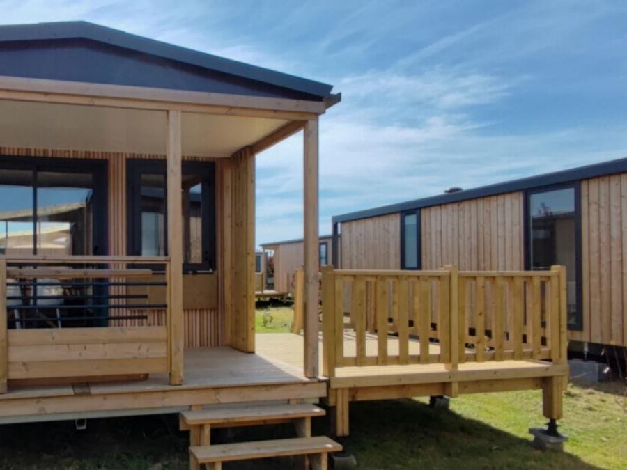 Camping Pas Cher vous présente avec son site Officiel campingpascher.fr, le Camping La Prairie classé 4 étoiles, situé sur la commune de Le Crotoy dans le département Somme (Picardie) en France. Le camping La Prairie, vous présente un hébergement de type mobil-home de 28 m² pour 4 personnes et télévision. Le camping La Prairie vous propose du vendredi 25 septembre au vendredi 02 octobre 2026 pour 7 nuits à 488€. Cette location propose 86 dates différentes pour réserver votre séjour. Découvrez également les 24 autres gammes d'hébergements du camping. Les Avis clients pour le Camping La Prairie sont excellents avec une note moyenne de 8 sur 10. MerÉtang, Piscine chauffée, Piscine couverte, Animation enfants, Animations familiales, Club enfants, Aire de jeux enfants, Baby-foot, Centre équestre, Court de tennis, Cyclisme, Golf, Ping-pong, Piscine, Planche à voile, Pétanque, Randonnée, Salle de fitness, Skatepark, Structure gonflable enfants, Surf, Terrain de badminton, kiteSurf, Dépôt de pain, Food truck, Snack/Bar, Épicerie,... En savoir plus : cliquez-ICI.