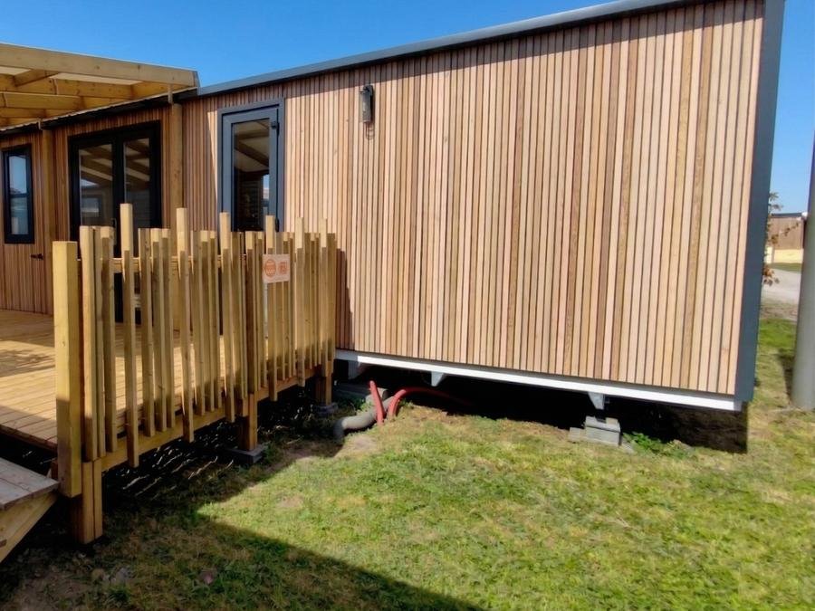 Camping Pas Cher vous présente avec son site Officiel campingpascher.fr, le Camping La Prairie classé 4 étoiles, situé sur la commune de Le Crotoy dans le département Somme (Picardie) en France. Le camping La Prairie, vous présente un hébergement de type mobil-home de 38 m² pour 6 personnes et télévision. Le camping La Prairie vous proposeun séjour PAS CHER avec une REMISEdu sam. 10 octobre au sam. 17 octobre 2026, en promotion à -36% pour 7 nuits à 299 € au lieu de 474,0 € soit une Économie de 175 €. Cette location propose 16 dates différentes pour réserver votre séjour. Découvrez également les 24 autres gammes d'hébergements du camping. Les Avis clients pour le Camping La Prairie sont excellents avec une note moyenne de 8 sur 10. MerÉtang, Piscine chauffée, Piscine couverte, Animation enfants, Animations familiales, Club enfants, Aire de jeux enfants, Baby-foot, Centre équestre, Court de tennis, Cyclisme, Golf, Ping-pong, Piscine, Planche à voile, Pétanque, Randonnée, Salle de fitness, Skatepark, Structure gonflable enfants, Surf, Terrain de badminton, kiteSurf, Dépôt de pain, Food truck, Snack/Bar, Épicerie,... En savoir plus : cliquez-ICI.