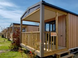 Camping Pas Cher vous présente avec son site Officiel campingpascher.fr, le Camping La Prairie classé 4 étoiles, situé sur la commune de Le Crotoy dans le département Somme (Picardie) en France. Le camping La Prairie, vous présente un hébergement de type mobil-home de 25 m² pour 4 personnes et télévision. Le camping La Prairie vous propose du lundi 01 juin au lundi 08 juin 2026, en promotion à -20% pour 7 nuits à 290,40 € au lieu de 363,0 € soit une Économie de 72,60 €. Cette location propose 139 dates différentes pour réserver votre séjour. Découvrez également les 24 autres gammes d'hébergements du camping. Les Avis clients pour le Camping La Prairie sont excellents avec une note moyenne de 8 sur 10. MerÉtang, Piscine chauffée, Piscine couverte, Animation enfants, Animations familiales, Club enfants, Aire de jeux enfants, Baby-foot, Centre équestre, Court de tennis, Cyclisme, Golf, Ping-pong, Piscine, Planche à voile, Pétanque, Randonnée, Salle de fitness, Skatepark, Structure gonflable enfants, Surf, Terrain de badminton, kiteSurf, Dépôt de pain, Food truck, Snack/Bar, Épicerie,... En savoir plus : cliquez-ICI.