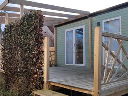 Camping Pas Cher vous présente avec son site Officiel campingpascher.fr, le Camping La Prairie classé 4 étoiles, situé sur la commune de Le Crotoy dans le département Somme (Picardie) en France. Le camping La Prairie, vous présente un hébergement de type mobil-home de 32 m² pour 4 personnes et télévision. Le camping La Prairie vous propose du lundi 25 mai au lundi 01 juin 2026, en promotion à -20% pour 7 nuits à 286,40 € au lieu de 358,0 € soit une Économie de 71,60 €. Cette location propose 173 dates différentes pour réserver votre séjour. Découvrez également les 24 autres gammes d'hébergements du camping. Les Avis clients pour le Camping La Prairie sont excellents avec une note moyenne de 8 sur 10. MerÉtang, Piscine chauffée, Piscine couverte, Animation enfants, Animations familiales, Club enfants, Aire de jeux enfants, Baby-foot, Centre équestre, Court de tennis, Cyclisme, Golf, Ping-pong, Piscine, Planche à voile, Pétanque, Randonnée, Salle de fitness, Skatepark, Structure gonflable enfants, Surf, Terrain de badminton, kiteSurf, Dépôt de pain, Food truck, Snack/Bar, Épicerie,... En savoir plus : cliquez-ICI.