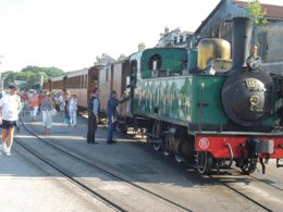 Camping Pas Cher vous présente avec son site Officiel campingpascher.fr, le Camping La Prairie classé 4 étoiles, situé sur la commune de Le Crotoy dans le département Somme (Picardie) en France. Le camping La Prairie vous propose un hébergement de type mobil-home de 40 m² pour 6 personnes (télévision). L'établissement vous propose 24 autres types d'hébergements. Découvrez tous nos séjours à petits prix dans la commune et aux alentours de Le Crotoy du département : Somme (Picardie). Les Avis clients pour le Camping La Prairie sont excellents avec une note moyenne de 8 sur 10. MerÉtang, Piscine chauffée, Piscine couverte, Animation enfants, Animations familiales, Club enfants, Aire de jeux enfants, Baby-foot, Centre équestre, Court de tennis, Cyclisme, Golf, Ping-pong, Piscine, Planche à voile, Pétanque, Randonnée, Salle de fitness, Skatepark, Structure gonflable enfants, Surf, Terrain de badminton, kiteSurf, Dépôt de pain, Food truck, Snack/Bar, Épicerie,... En savoir plus : cliquez-ICI.