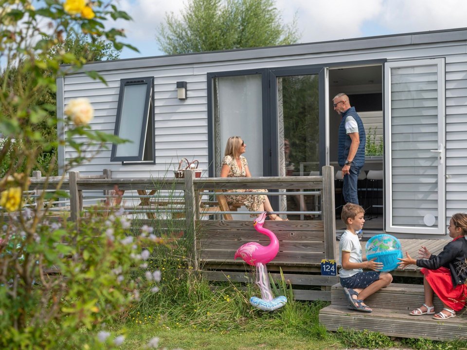 Camping Pas Cher vous présente avec son site Officiel campingpascher.fr, le Camping Flower Les Aubepines classé 4 étoiles, situé sur la commune de Le Crotoy dans le département Somme (Picardie) en France. Le camping Flower Les Aubepines vous propose un hébergement de type mobil-home de 32 m² pour 1 personne (télévision). L'établissement vous propose 4 autres types d'hébergements. Découvrez tous nos séjours à petits prix dans la commune et aux alentours de Le Crotoy du département : Somme (Picardie). Les Avis clients pour le Camping Flower Les Aubepines sont excellents avec une note moyenne de 8 sur 10. Parc aquatique, Piscine couverte, Piscine extérieure, Animations familiales, Club ados, Club enfants, Aire de jeux enfants, Centre équestre, Court de padel couvert, Court de tennis, Cyclisme, Ping-pong, Pétanque, Randonnée, Structure gonflable enfants, Trampoline, Brasserie, Dépôt de pain, Plats à emporter, Snack/Bar, Épicerie,... En savoir plus : cliquez-ICI.