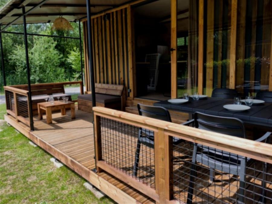 Camping Pas Cher vous présente avec son site Officiel campingpascher.fr, le Camping Des Roses - Paradis classé 4 étoiles, situé sur la commune de Quend dans le département Somme (Picardie) en France. Le camping Des Roses - Paradis, vous présente un hébergement de type caravane de 17 m² pour 4 personnes et télévision. Le camping Des Roses - Paradis vous propose du lundi 24 août au lundi 31 août 2026, en promotion à -9% pour 7 nuits à 689 € au lieu de 758,0 € soit une Économie de 69 €. Cette location propose 122 dates différentes pour réserver votre séjour. Découvrez également les 9 autres gammes d'hébergements du camping. Les Avis clients pour le Camping Des Roses - Paradis sont excellents avec une note moyenne de 8 sur 10. Piscine chauffée, Piscine couverte, Animations familiales, Club enfants, Aire de jeux enfants, Court de tennis, Ping-pong, Pétanque, Salle de fitness, Bar, Dépôt de pain, Plats à emporter, Snack/Bar, Supermarché, Épicerie,... En savoir plus : cliquez-ICI.