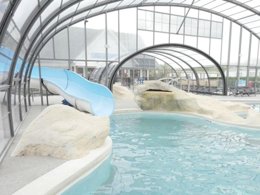 Camping Pas Cher vous présente avec son site Officiel campingpascher.fr, le Camping Des Roses - Paradis classé 4 étoiles, situé sur la commune de Quend dans le département Somme (Picardie) en France. Le camping Des Roses - Paradis, vous présente un hébergement de type mobil-home de 18 m² pour 2 personnes et télévision. Le camping Des Roses - Paradis vous propose du vendredi 25 septembre au vendredi 02 octobre 2026 pour 7 nuits à 290€. Cette location propose 172 dates différentes pour réserver votre séjour. Découvrez également les 7 autres gammes d'hébergements du camping. Les Avis clients pour le Camping Des Roses - Paradis sont excellents avec une note moyenne de 8 sur 10. Piscine chauffée, Piscine couverte, Animations familiales, Club enfants, Aire de jeux enfants, Court de tennis, Ping-pong, Pétanque, Salle de fitness, Bar, Dépôt de pain, Plats à emporter, Snack/Bar, Supermarché, Épicerie,... En savoir plus : cliquez-ICI.