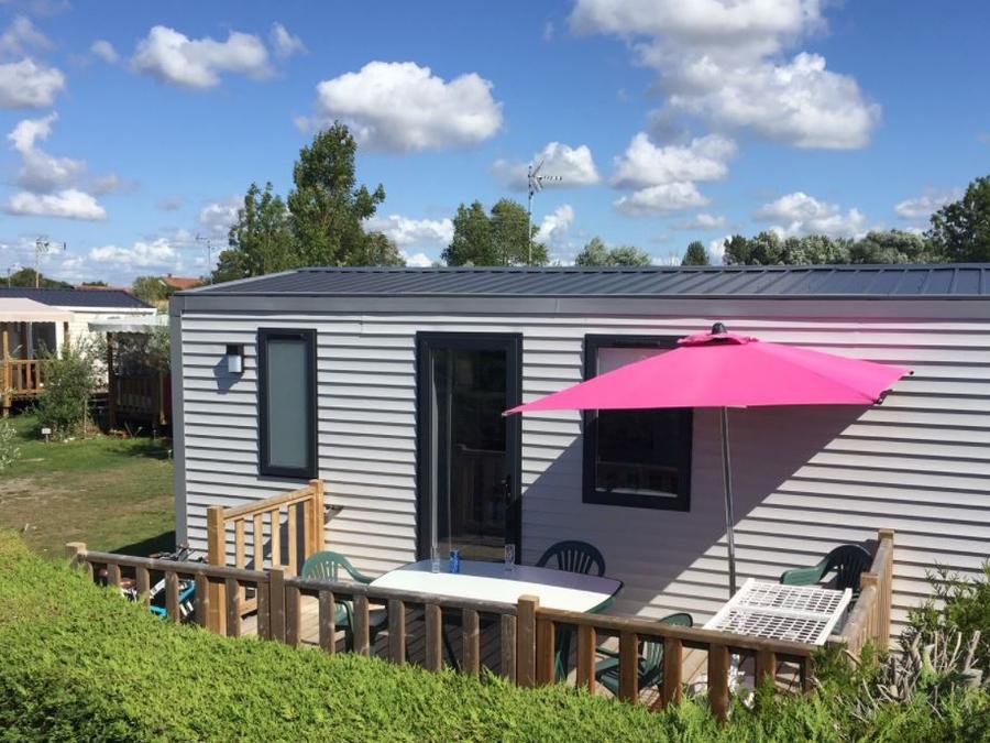 Camping Pas Cher vous présente avec son site Officiel campingpascher.fr, le Camping Le Clos Des Genêts classé 2 étoiles, situé sur la commune de Quend dans le département Somme (Picardie) en France. Le camping Le Clos Des Genêts, vous présente un hébergement de type mobil-home de 27 m² pour 4 personnes et télévision. Le camping Le Clos Des Genêts vous propose du sam. 13 juin au sam. 20 juin 2026 pour 7 nuits à 364€. Cette location propose 8 dates différentes pour réserver votre séjour. Découvrez également les 4 autres gammes d'hébergements du camping. Les Avis clients pour le Camping Le Clos Des Genêts sont excellents avec une note moyenne de 9 sur 10. Piscine chauffée, Piscine couverte, Animations familiales, Aire de jeux enfants, Baby-foot, Centre équestre, Cyclisme, Flipper, Ping-pong, Piscine, Pétanque, Sports nautiques, Structure gonflable enfants, Terrain multisports, Trampoline, Bar, Boulangerie, Brasserie, Food truck, Supermarché,... En savoir plus : cliquez-ICI.