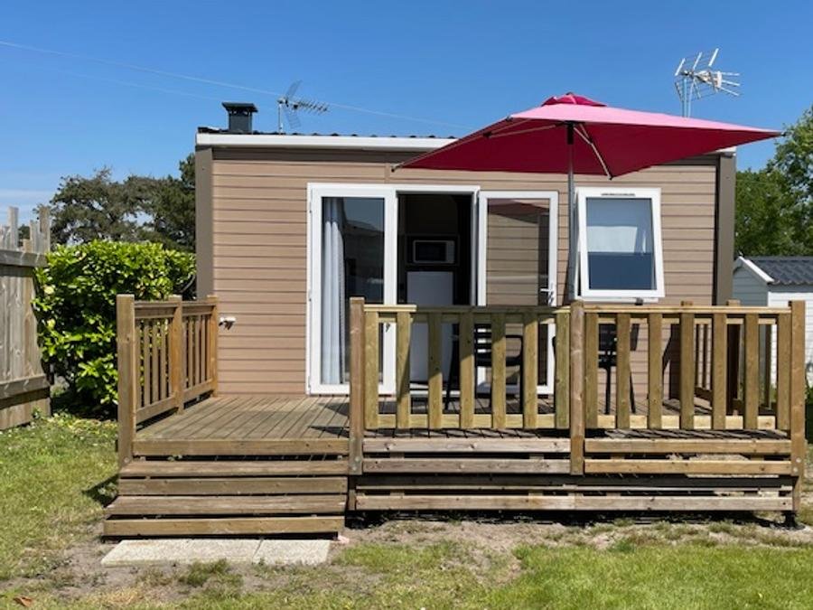 Camping Pas Cher vous présente avec son site Officiel campingpascher.fr, le Camping Le Clos Des Genêts classé 2 étoiles, situé sur la commune de Quend dans le département Somme (Picardie) en France. Le camping Le Clos Des Genêts, vous présente un hébergement de type mobil-home de 80 m² pour 1 personne. Le camping Le Clos Des Genêts vous propose du sam. 26 septembre au sam. 03 octobre 2026 pour 7 nuits à 272€. Cette location propose 29 dates différentes pour réserver votre séjour. Découvrez également les 5 autres gammes d'hébergements du camping. Les Avis clients pour le Camping Le Clos Des Genêts sont excellents avec une note moyenne de 9 sur 10. Piscine chauffée, Piscine couverte, Animations familiales, Aire de jeux enfants, Baby-foot, Centre équestre, Cyclisme, Flipper, Ping-pong, Piscine, Pétanque, Sports nautiques, Structure gonflable enfants, Terrain multisports, Trampoline, Bar, Boulangerie, Brasserie, Food truck, Supermarché,... En savoir plus : cliquez-ICI.