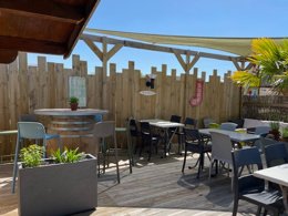 Camping Pas Cher vous présente avec son site Officiel campingpascher.fr, le Camping Le Clos Des Genêts classé 2 étoiles, situé sur la commune de Quend dans le département Somme (Picardie) en France. Le camping Le Clos Des Genêts vous propose un hébergement de type mobil-home de 29 m² pour 6 personnes (télévision). L'établissement vous propose 5 autres types d'hébergements. Découvrez tous nos séjours à petits prix dans la commune et aux alentours de Quend du département : Somme (Picardie). Les Avis clients pour le Camping Le Clos Des Genêts sont excellents avec une note moyenne de 9 sur 10. Piscine chauffée, Piscine couverte, Animations familiales, Aire de jeux enfants, Baby-foot, Centre équestre, Cyclisme, Flipper, Ping-pong, Piscine, Pétanque, Sports nautiques, Structure gonflable enfants, Terrain multisports, Trampoline, Bar, Boulangerie, Brasserie, Food truck, Supermarché,... En savoir plus : cliquez-ICI.