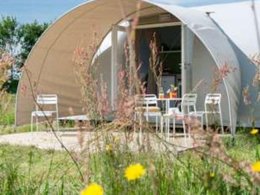 Camping Pas Cher vous présente avec son site Officiel campingpascher.fr, le Camping Le Clos Des Genêts classé 2 étoiles, situé sur la commune de Quend dans le département Somme (Picardie) en France. Le camping Le Clos Des Genêts, vous présente un hébergement de type bungalow toilé de 16 m² pour 4 personnes. Le camping Le Clos Des Genêts vous propose du sam. 29 août au sam. 05 septembre 2026 pour 7 nuits à 196€. Cette location propose 87 dates différentes pour réserver votre séjour. Découvrez également les 4 autres gammes d'hébergements du camping. Les Avis clients pour le Camping Le Clos Des Genêts sont excellents avec une note moyenne de 9 sur 10. Piscine chauffée, Piscine couverte, Animations familiales, Aire de jeux enfants, Baby-foot, Centre équestre, Cyclisme, Flipper, Ping-pong, Piscine, Pétanque, Sports nautiques, Structure gonflable enfants, Terrain multisports, Trampoline, Bar, Boulangerie, Brasserie, Food truck, Supermarché,... En savoir plus : cliquez-ICI.
