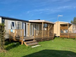 Camping Pas Cher vous présente avec son site Officiel campingpascher.fr, le Camping Le Clos Des Genêts classé 2 étoiles, situé sur la commune de Quend dans le département Somme (Picardie) en France. Le camping Le Clos Des Genêts, vous présente un hébergement de type mobil-home de 29 m² pour 4 personnes et télévision. Le camping Le Clos Des Genêts vous propose du mercredi 01 avril au mercredi 08 avril 2026 pour 7 nuits à 364€. Cette location propose 112 dates différentes pour réserver votre séjour. Découvrez également les 4 autres gammes d'hébergements du camping. Les Avis clients pour le Camping Le Clos Des Genêts sont excellents avec une note moyenne de 9 sur 10. Piscine chauffée, Piscine couverte, Animations familiales, Aire de jeux enfants, Baby-foot, Centre équestre, Cyclisme, Flipper, Ping-pong, Piscine, Pétanque, Sports nautiques, Structure gonflable enfants, Terrain multisports, Trampoline, Bar, Boulangerie, Brasserie, Food truck, Supermarché,... En savoir plus : cliquez-ICI.