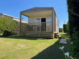 Camping Pas Cher vous présente avec son site Officiel campingpascher.fr, le Camping Le Clos Des Genêts classé 2 étoiles, situé sur la commune de Quend dans le département Somme (Picardie) en France. Le camping Le Clos Des Genêts vous propose un hébergement de type mobil-home pour 4 personnes (télévision). L'établissement vous propose 2 autres types d'hébergements. Découvrez tous nos séjours à petits prix dans la commune et aux alentours de Quend du département : Somme (Picardie). Les Avis clients pour le Camping Le Clos Des Genêts sont excellents avec une note moyenne de 9 sur 10. Piscine chauffée, Piscine couverte, Animations familiales, Aire de jeux enfants, Baby-foot, Centre équestre, Cyclisme, Flipper, Ping-pong, Piscine, Pétanque, Sports nautiques, Structure gonflable enfants, Terrain multisports, Trampoline, Bar, Boulangerie, Brasserie, Food truck, Supermarché,... En savoir plus : cliquez-ICI.