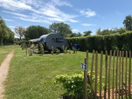 Camping Pas Cher vous présente avec son site Officiel campingpascher.fr, le Camping Le Clos Des Genêts classé 2 étoiles, situé sur la commune de Quend dans le département Somme (Picardie) en France. Le camping Le Clos Des Genêts, vous présente un hébergement de type mobil-home de 27 m² pour 4 personnes et télévision. Le camping Le Clos Des Genêts vous propose du mercredi 01 avril au mercredi 08 avril 2026 pour 7 nuits à 364€. Cette location propose 83 dates différentes pour réserver votre séjour. Découvrez également les 4 autres gammes d'hébergements du camping. Les Avis clients pour le Camping Le Clos Des Genêts sont excellents avec une note moyenne de 9 sur 10. Piscine chauffée, Piscine couverte, Animations familiales, Aire de jeux enfants, Baby-foot, Centre équestre, Cyclisme, Flipper, Ping-pong, Piscine, Pétanque, Sports nautiques, Structure gonflable enfants, Terrain multisports, Trampoline, Bar, Boulangerie, Brasserie, Food truck, Supermarché,... En savoir plus : cliquez-ICI.