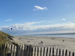 Camping Pas Cher vous présente avec son site Officiel campingpascher.fr, le Camping Le Clos Des Genêts classé 2 étoiles, situé sur la commune de Quend dans le département Somme (Picardie) en France. Le camping Le Clos Des Genêts vous propose un hébergement de type mobil-home pour 4 personnes (télévision). L'établissement vous propose 2 autres types d'hébergements. Découvrez tous nos séjours à petits prix dans la commune et aux alentours de Quend du département : Somme (Picardie). Les Avis clients pour le Camping Le Clos Des Genêts sont excellents avec une note moyenne de 9 sur 10. Piscine chauffée, Piscine couverte, Animations familiales, Aire de jeux enfants, Baby-foot, Centre équestre, Cyclisme, Flipper, Ping-pong, Piscine, Pétanque, Sports nautiques, Structure gonflable enfants, Terrain multisports, Trampoline, Bar, Boulangerie, Brasserie, Food truck, Supermarché,... En savoir plus : cliquez-ICI.