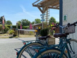 Camping Pas Cher vous présente avec son site Officiel campingpascher.fr, le Camping Le Clos Des Genêts classé 2 étoiles, situé sur la commune de Quend dans le département Somme (Picardie) en France. Le camping Le Clos Des Genêts, vous présente un hébergement de type bungalow toilé de 16 m² pour 4 personnes. Le camping Le Clos Des Genêts vous propose du sam. 29 août au sam. 05 septembre 2026 pour 7 nuits à 196€. Cette location propose 87 dates différentes pour réserver votre séjour. Découvrez également les 4 autres gammes d'hébergements du camping. Les Avis clients pour le Camping Le Clos Des Genêts sont excellents avec une note moyenne de 9 sur 10. Piscine chauffée, Piscine couverte, Animations familiales, Aire de jeux enfants, Baby-foot, Centre équestre, Cyclisme, Flipper, Ping-pong, Piscine, Pétanque, Sports nautiques, Structure gonflable enfants, Terrain multisports, Trampoline, Bar, Boulangerie, Brasserie, Food truck, Supermarché,... En savoir plus : cliquez-ICI.